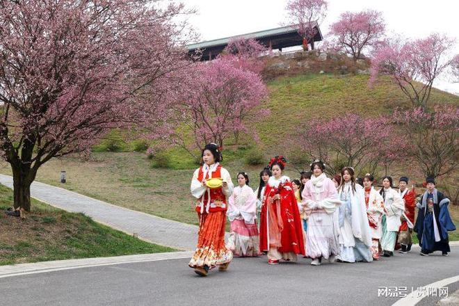 泰国白庙汉服写真__贵州梅园在哪里