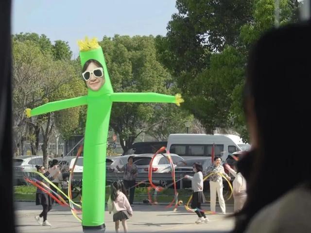 _马年马年马上有钱是什么歌_传奇广告服跟群服的区别