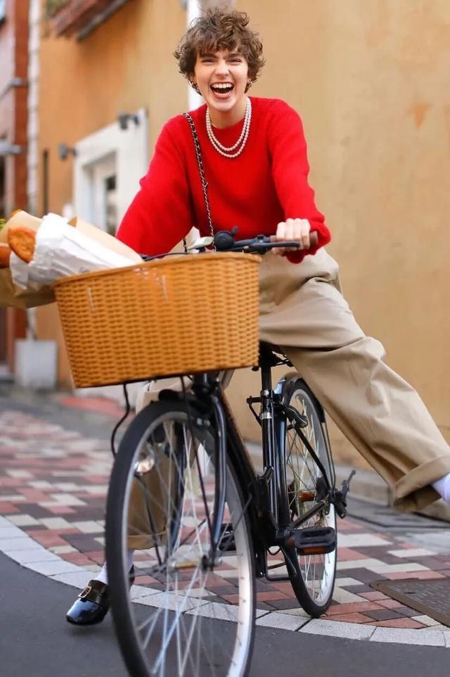 _“过年红”就这么穿，真不俗！_“过年红”就这么穿，真不俗！