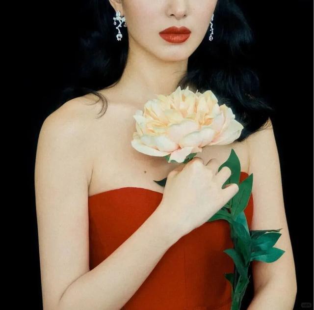 _“过年红”就这么穿，真不俗！_“过年红”就这么穿，真不俗！