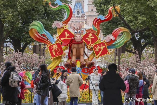 小马红心首秀引爆年味！上海迪士尼的新春魔法，承包全家年味