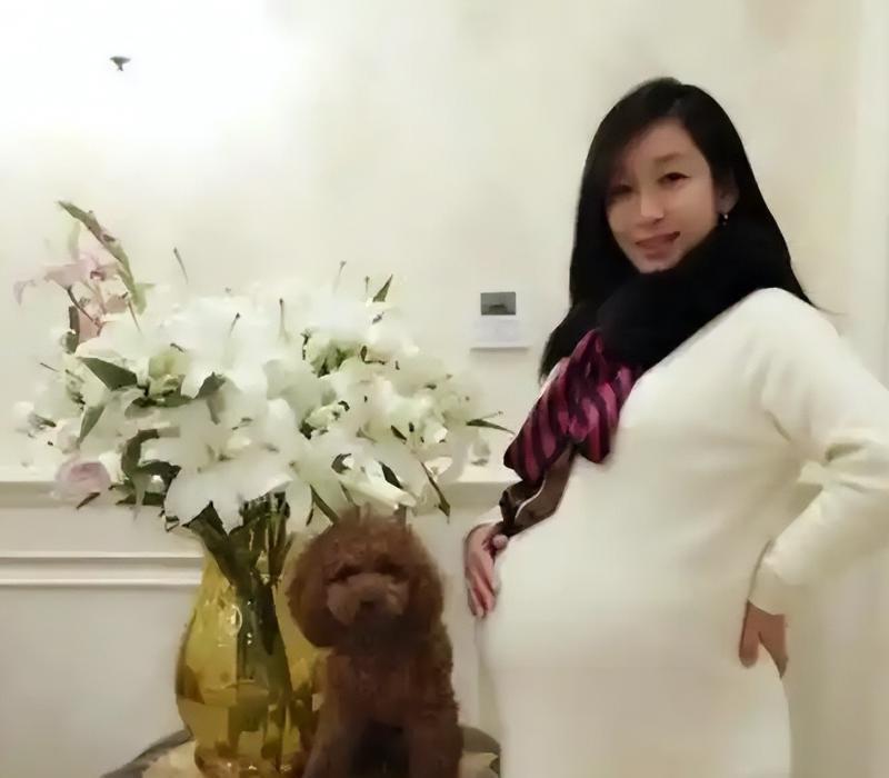 娱乐圈的婆媳佳话！秦海璐11年待婆婆如亲妈，细节里全是真心