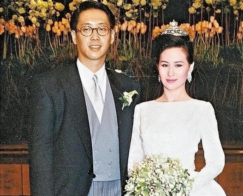 风流的许晋亨泡遍女明星，二婚娶李嘉欣17年，月领200万生活费