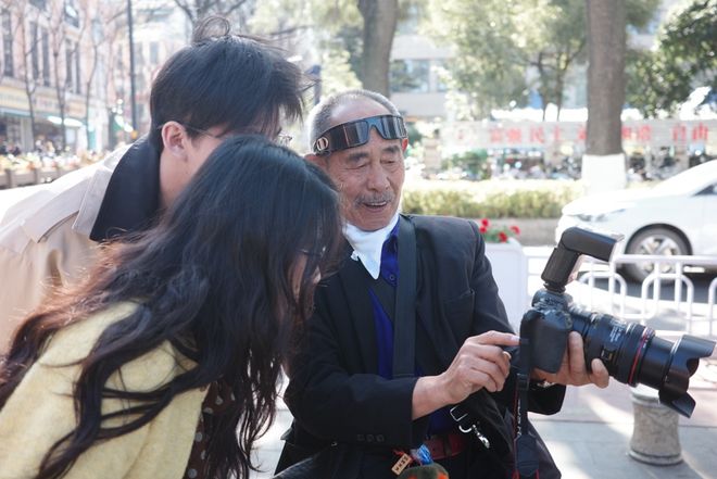 湖光不老——一座城市公园的银龄答卷_湖光不老——一座城市公园的银龄答卷_