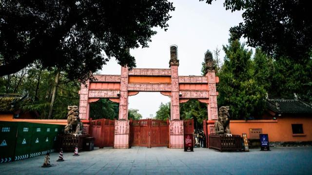 成都武侯祠雨中见闻:古柏锦鲤与松弛感