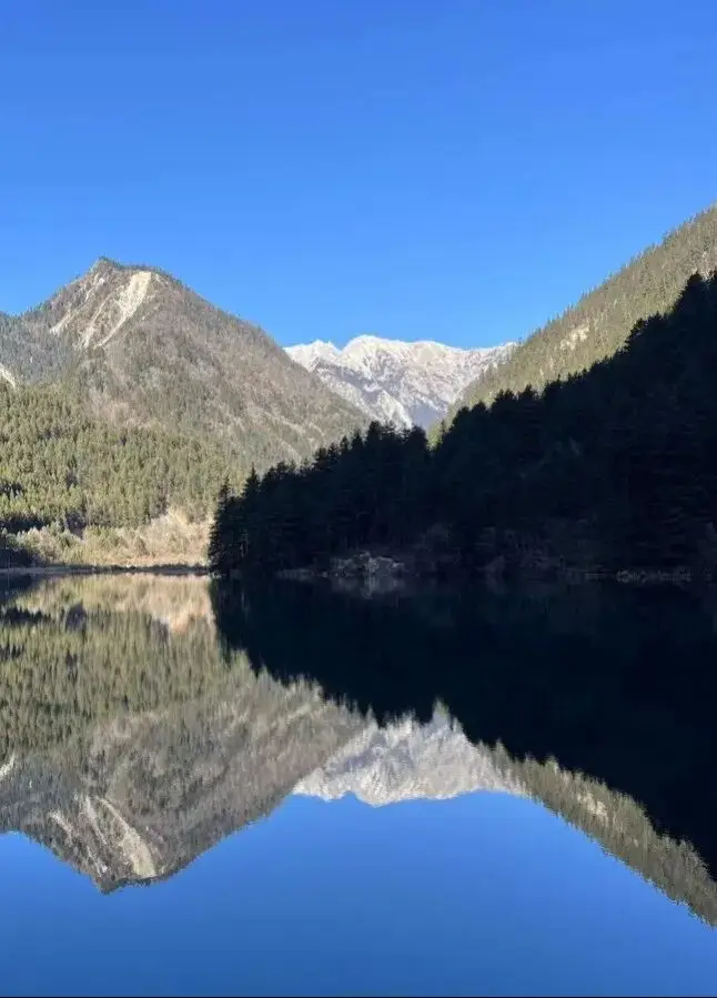 九寨沟风止雪停天地静，彩水潺潺漾生机__九寨沟风止雪停天地静，彩水潺潺漾生机