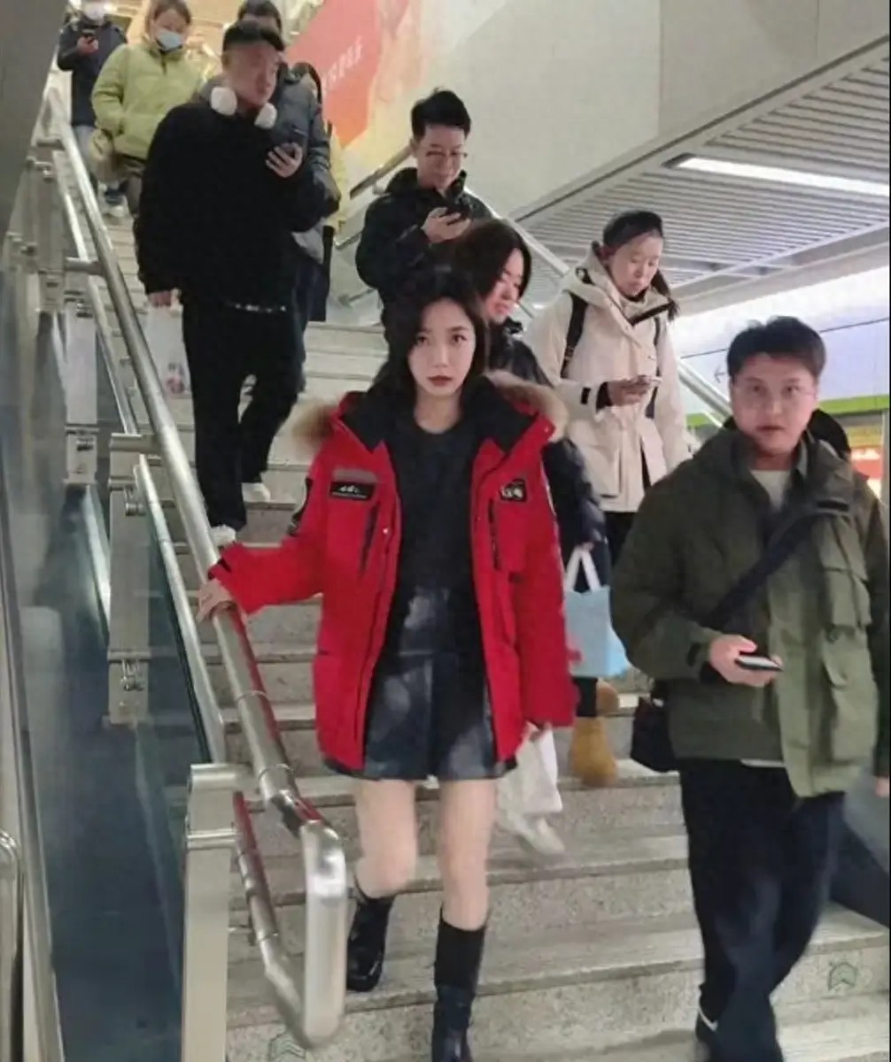 网友在武汉地铁偶遇王珞丹，一头短发很飒爽，40岁生图状态超能打