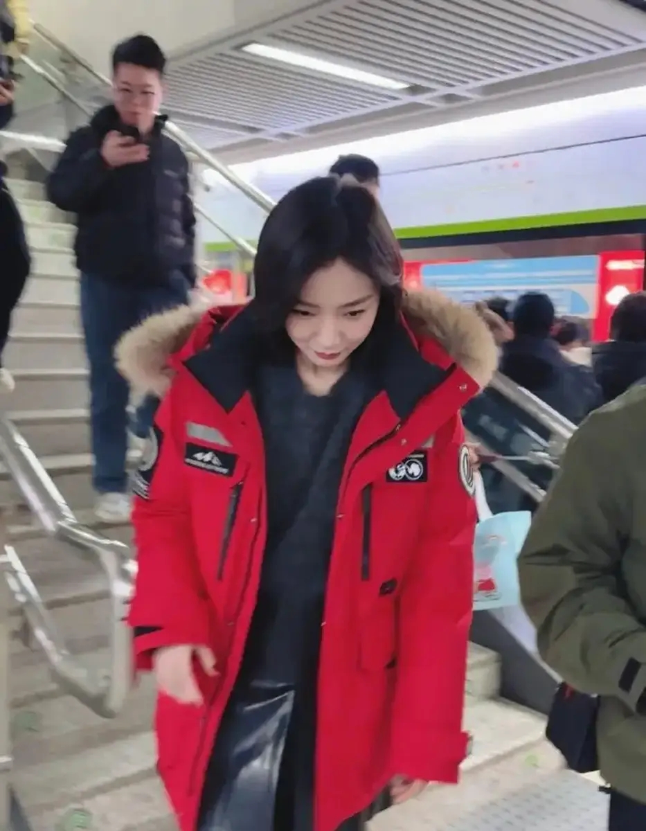 网友街头偶遇何洁卖唱_网友偶遇李湘逛街_