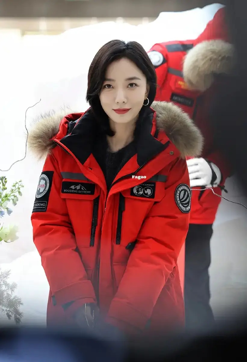 网友街头偶遇何洁卖唱__网友偶遇李湘逛街