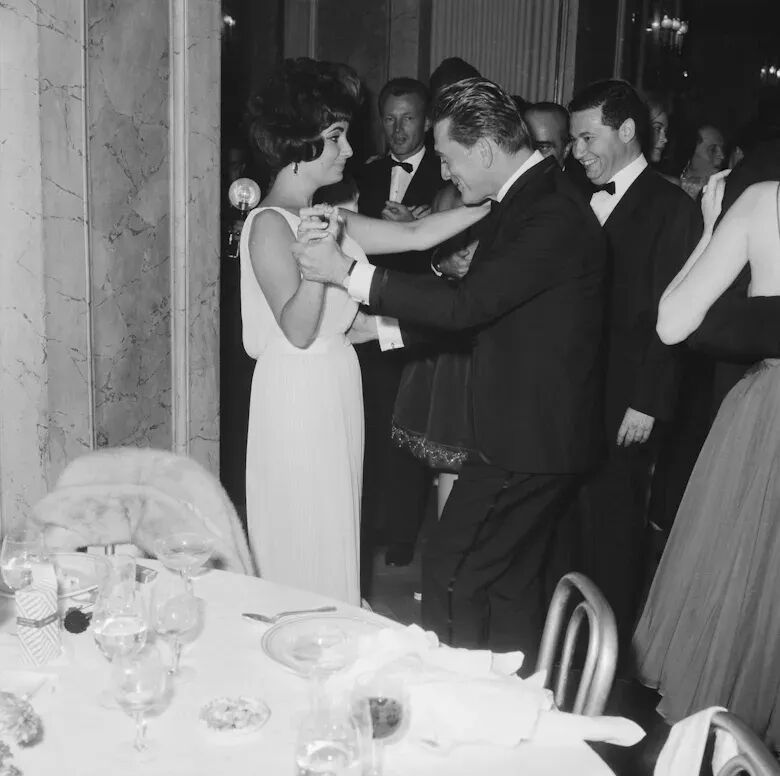 垂铃了6号红核桃苗价格__红垂野岸樱还熟