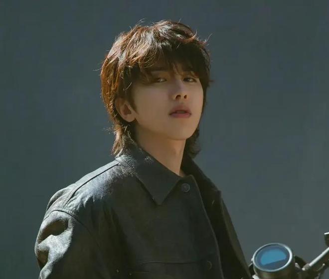 杨幂竖中指小太妹_央视主播竖中指_