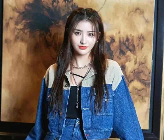 杨幂竖中指小太妹_央视主播竖中指_