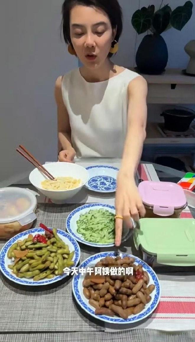 43岁车晓在北京豪宅庆生,生图下脸馒化,用剩菜剩饭招待闺蜜_43岁车晓在北京豪宅庆生,生图下脸馒化,用剩菜剩饭招待闺蜜_