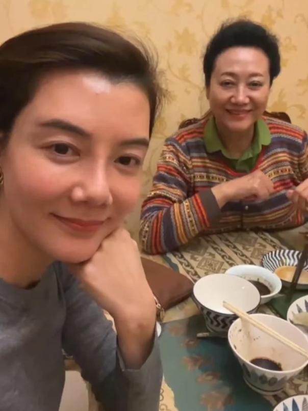 43岁车晓在北京豪宅庆生,生图下脸馒化,用剩菜剩饭招待闺蜜__43岁车晓在北京豪宅庆生,生图下脸馒化,用剩菜剩饭招待闺蜜