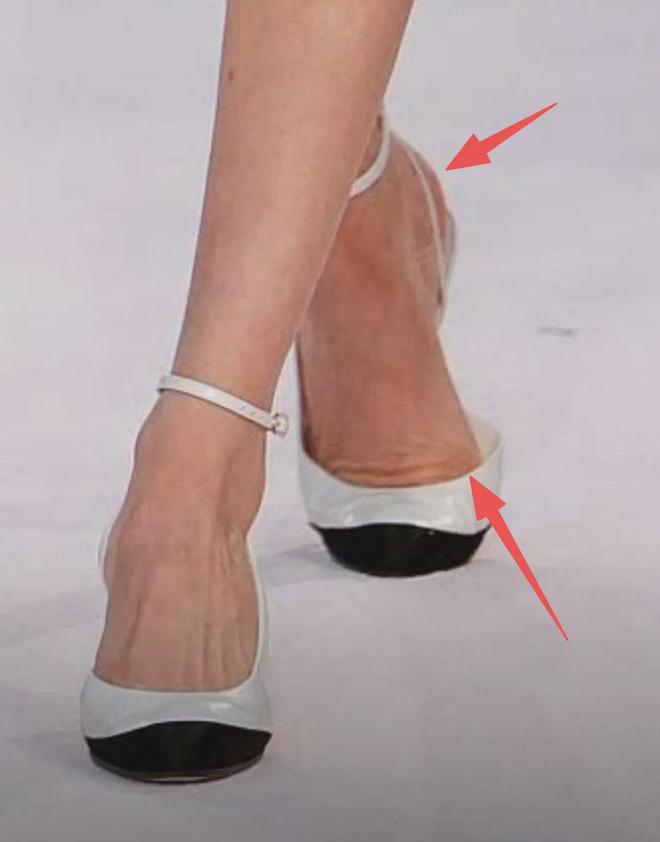 _刘雯走秀僵硬翻车，疑似跛脚消极怠工，被嘲与何穗争台步倒数第一_刘雯走秀僵硬翻车，疑似跛脚消极怠工，被嘲与何穗争台步倒数第一