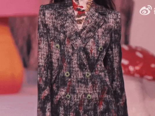 刘雯走秀僵硬翻车，疑似跛脚消极怠工，被嘲与何穗争台步倒数第一_刘雯走秀僵硬翻车，疑似跛脚消极怠工，被嘲与何穗争台步倒数第一_