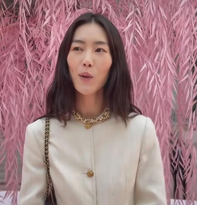 _刘雯走秀僵硬翻车，疑似跛脚消极怠工，被嘲与何穗争台步倒数第一_刘雯走秀僵硬翻车，疑似跛脚消极怠工，被嘲与何穗争台步倒数第一