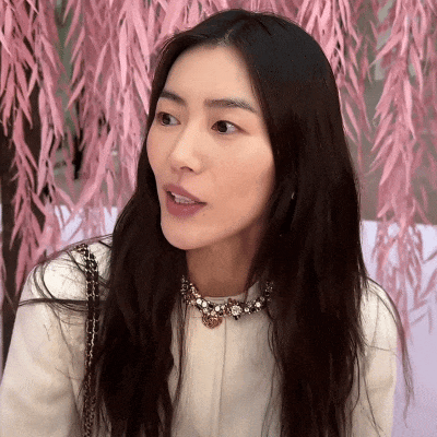 _刘雯走秀僵硬翻车，疑似跛脚消极怠工，被嘲与何穗争台步倒数第一_刘雯走秀僵硬翻车，疑似跛脚消极怠工，被嘲与何穗争台步倒数第一