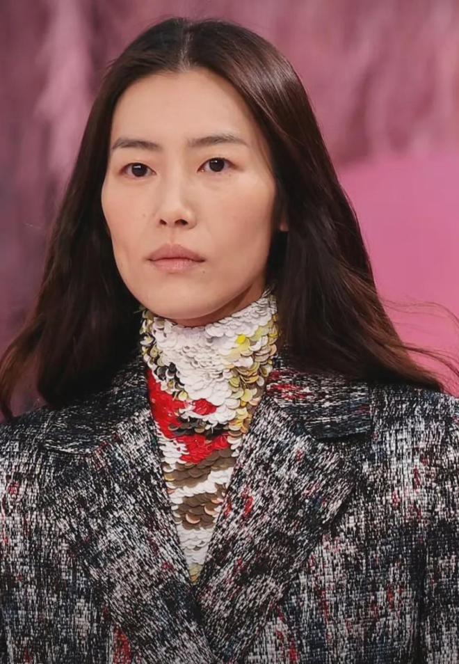 _刘雯走秀僵硬翻车，疑似跛脚消极怠工，被嘲与何穗争台步倒数第一_刘雯走秀僵硬翻车，疑似跛脚消极怠工，被嘲与何穗争台步倒数第一