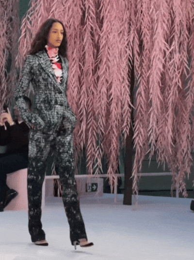 刘雯走秀僵硬翻车，疑似跛脚消极怠工，被嘲与何穗争台步倒数第一__刘雯走秀僵硬翻车，疑似跛脚消极怠工，被嘲与何穗争台步倒数第一