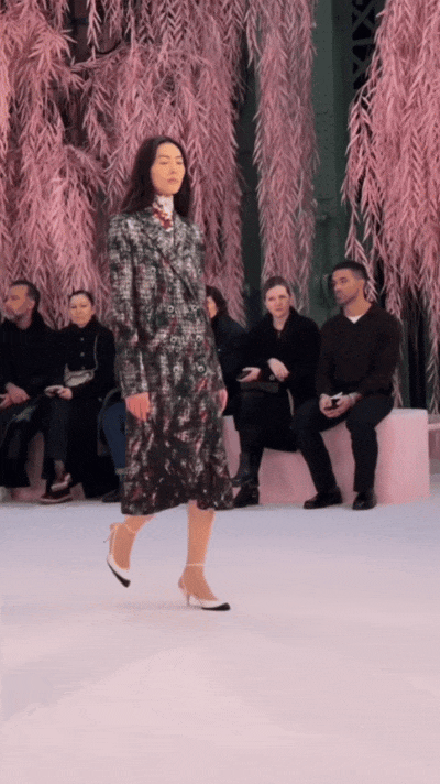 _刘雯走秀僵硬翻车，疑似跛脚消极怠工，被嘲与何穗争台步倒数第一_刘雯走秀僵硬翻车，疑似跛脚消极怠工，被嘲与何穗争台步倒数第一