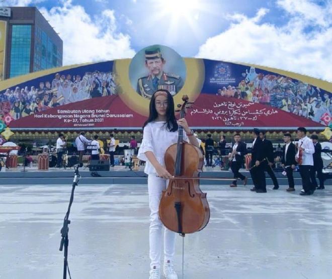 赵薇晒女儿小四月近照_梁咏琪晒女儿近照_