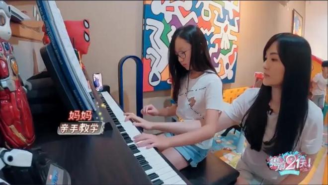 梁咏琪晒女儿近照__赵薇晒女儿小四月近照