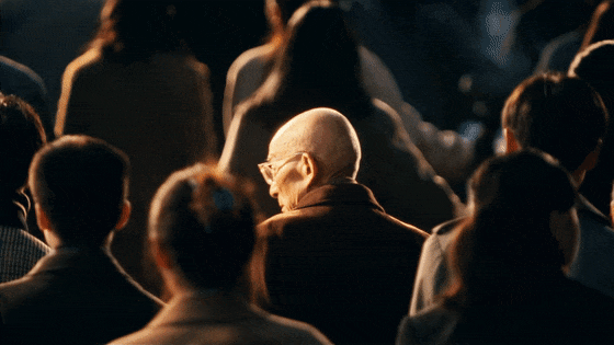 《繁花》宝总有多壕?穿阿玛尼定制西装戴卡地亚,凯迪拉克随手送…