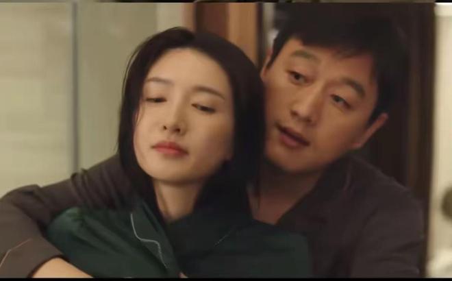 《女神蒙上眼》和《夜色正浓》各看4集，一部已弃剧，一部看上瘾