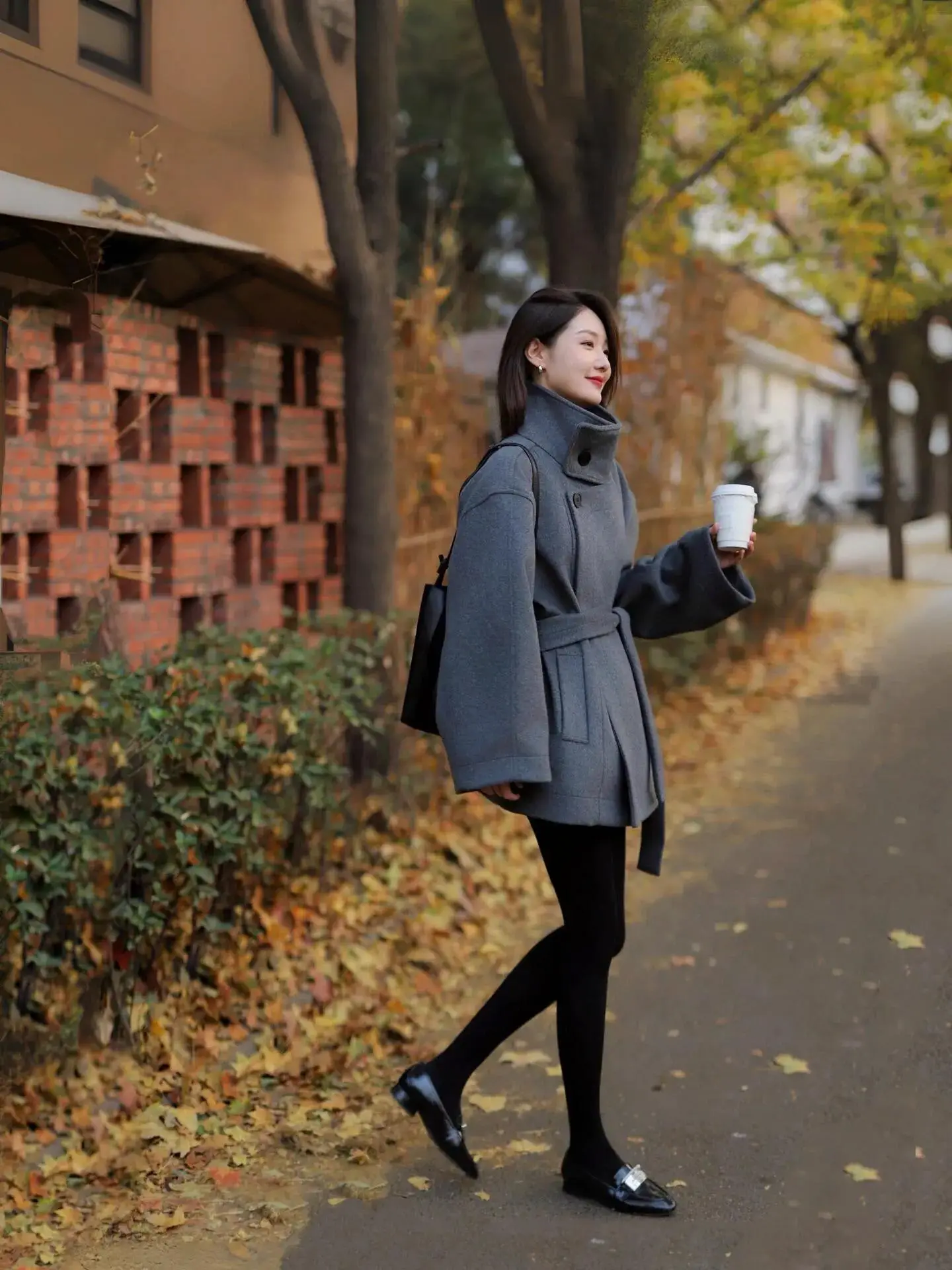 短圈发型图片女圆脸_抹茶绿大衣减龄吗_