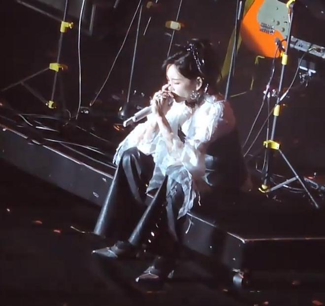 于文文贵州演唱会晕倒，曝被救护车拉走，连轴演出引粉丝担忧__于文文贵州演唱会晕倒，曝被救护车拉走，连轴演出引粉丝担忧