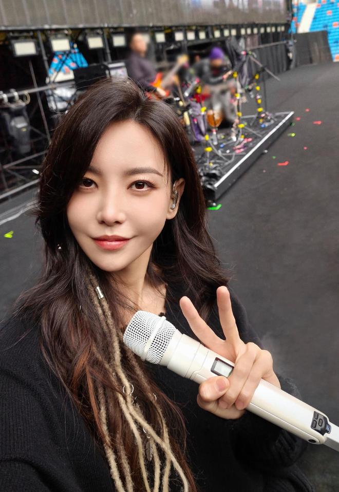 _于文文贵州演唱会晕倒，曝被救护车拉走，连轴演出引粉丝担忧_于文文贵州演唱会晕倒，曝被救护车拉走，连轴演出引粉丝担忧