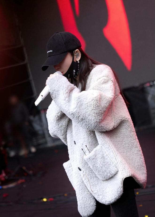 于文文贵州演唱会晕倒，曝被救护车拉走，连轴演出引粉丝担忧__于文文贵州演唱会晕倒，曝被救护车拉走，连轴演出引粉丝担忧