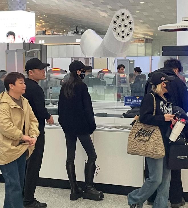 于文文贵州演唱会晕倒，曝被救护车拉走，连轴演出引粉丝担忧__于文文贵州演唱会晕倒，曝被救护车拉走，连轴演出引粉丝担忧