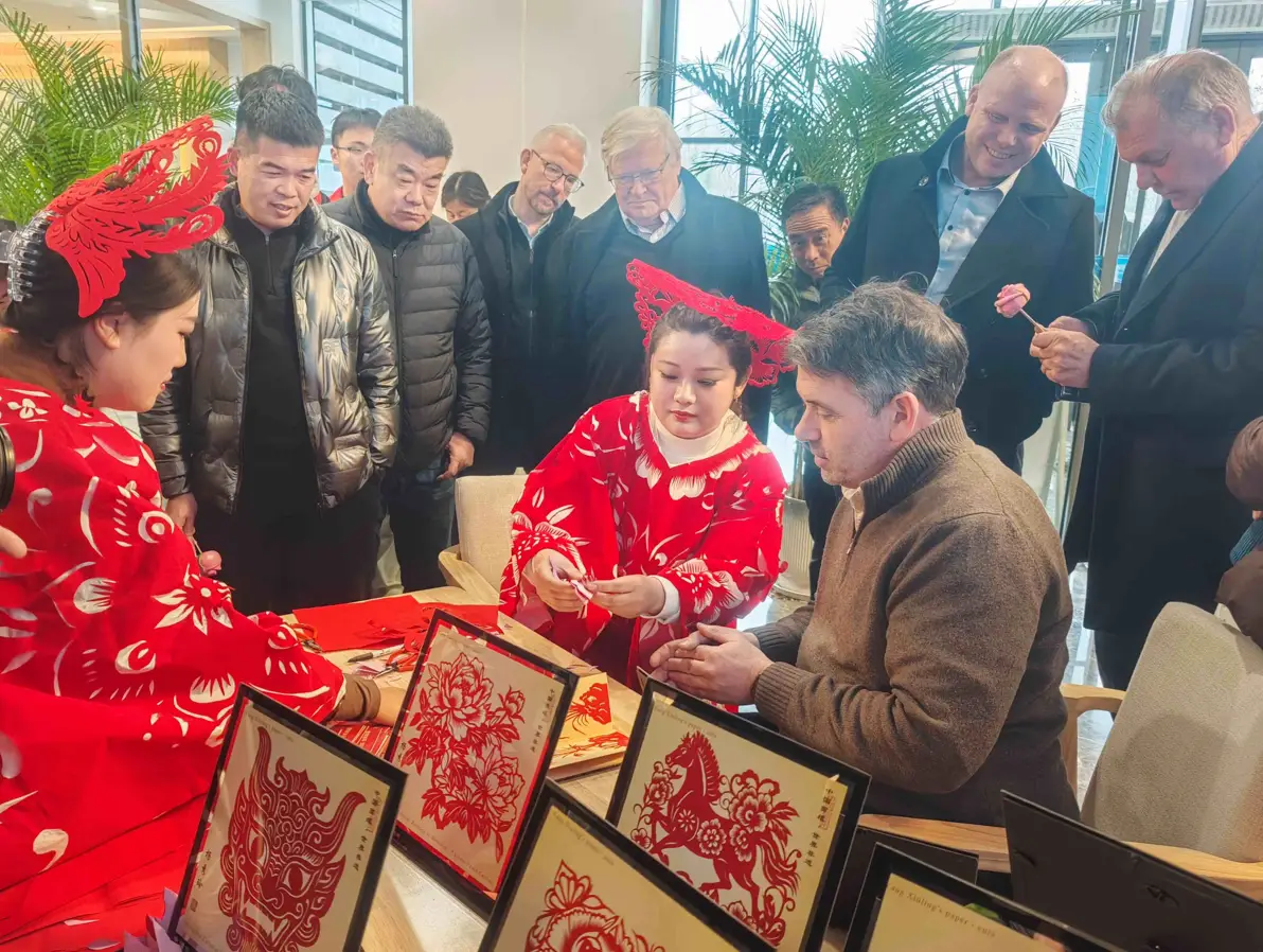 “走读山东 感知菏泽” 挪威友人郓城体验中国年俗