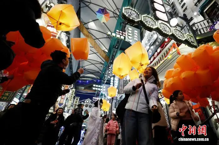 上海春节氛围_上海春节期间有什么好玩的_
