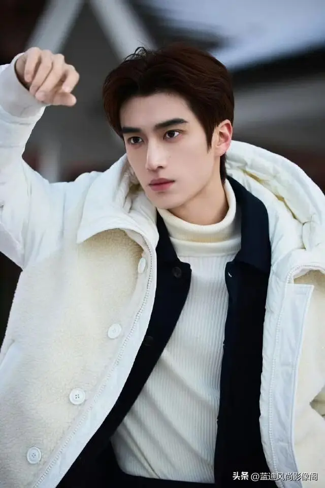 张康乐｜天生镜头感，被 MONCLER 偏爱的冬日氛围感男主__张康乐｜天生镜头感，被 MONCLER 偏爱的冬日氛围感男主