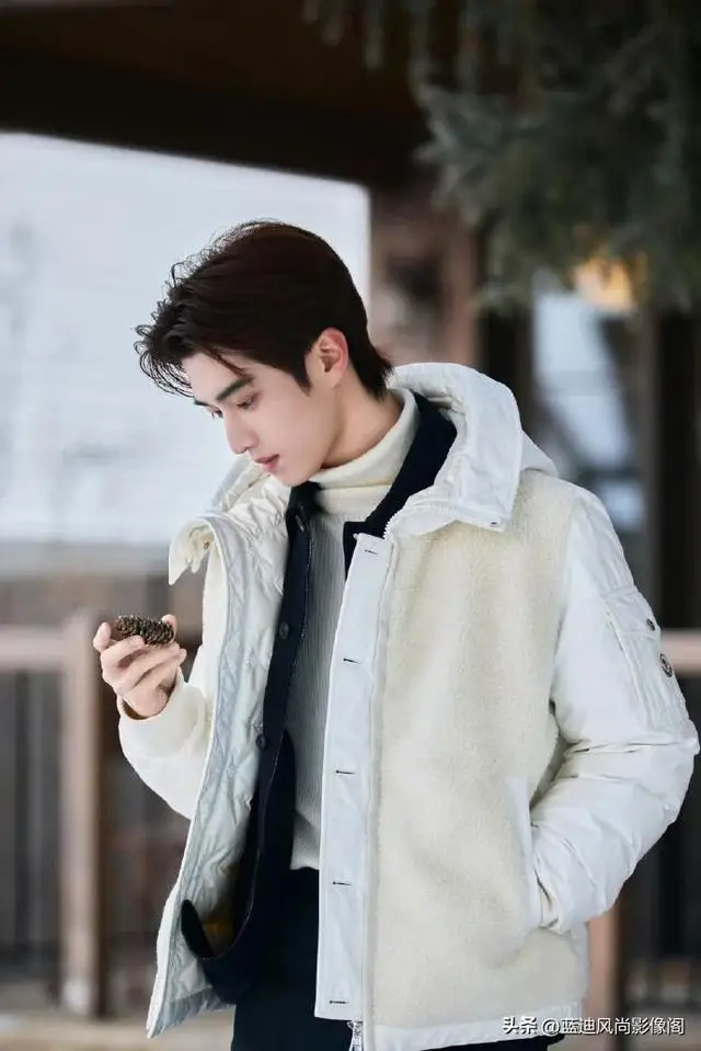 _张康乐｜天生镜头感，被 MONCLER 偏爱的冬日氛围感男主_张康乐｜天生镜头感，被 MONCLER 偏爱的冬日氛围感男主