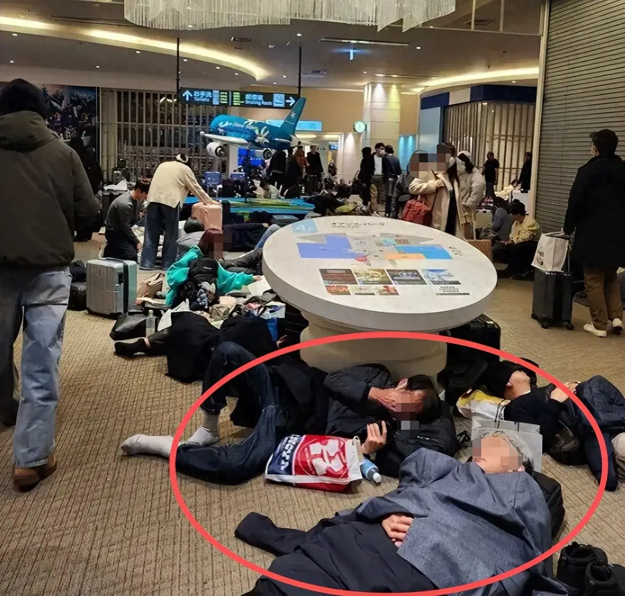 自讨苦吃!国家早发提醒却无视,如今雪封城,数千游客被滞留日本