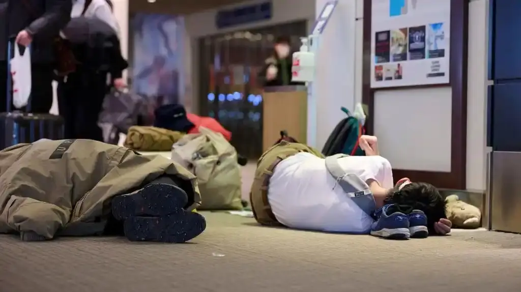 自讨苦吃！国家早发提醒却无视，如今雪封城，数千游客被滞留日本__自讨苦吃！国家早发提醒却无视，如今雪封城，数千游客被滞留日本