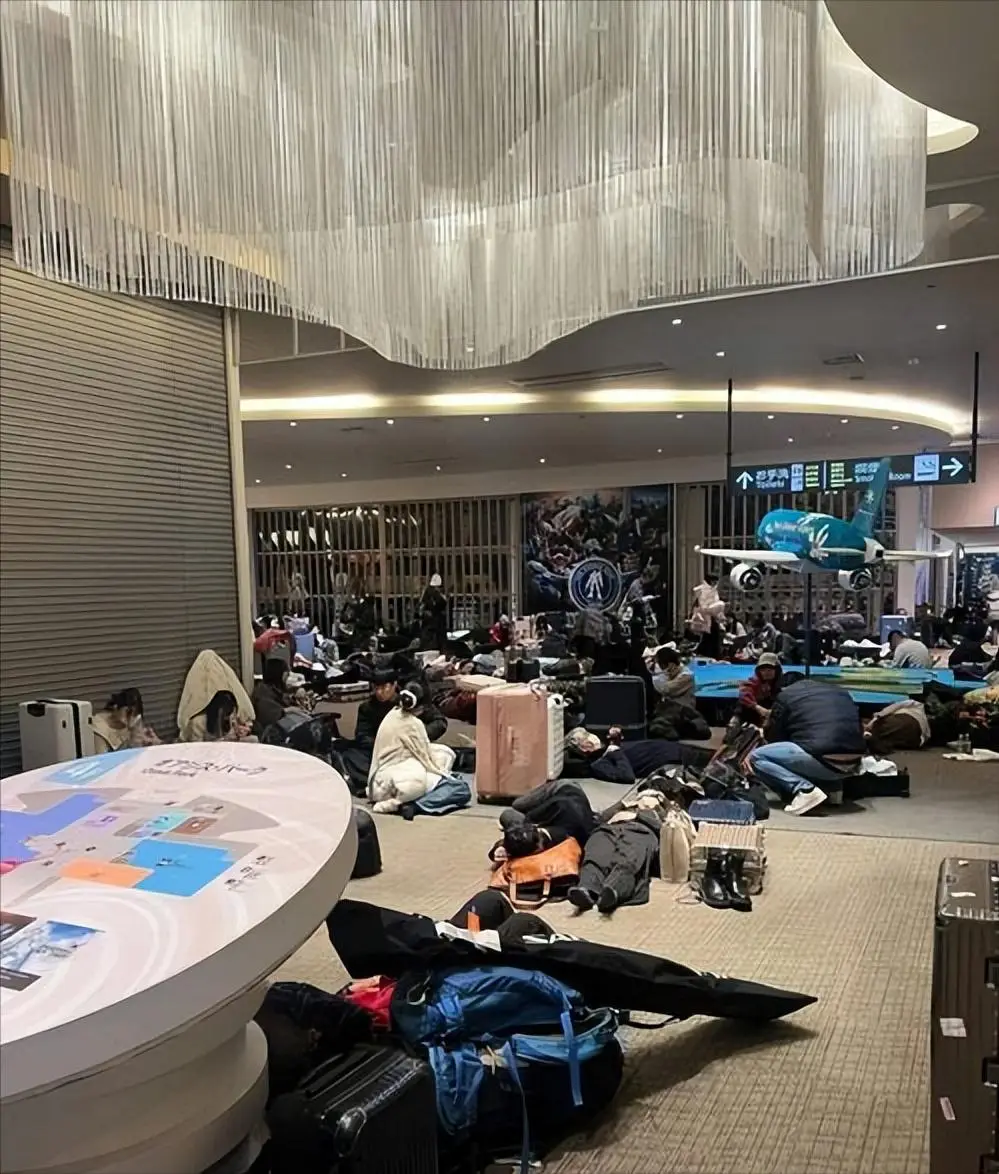 自讨苦吃！国家早发提醒却无视，如今雪封城，数千游客被滞留日本__自讨苦吃！国家早发提醒却无视，如今雪封城，数千游客被滞留日本