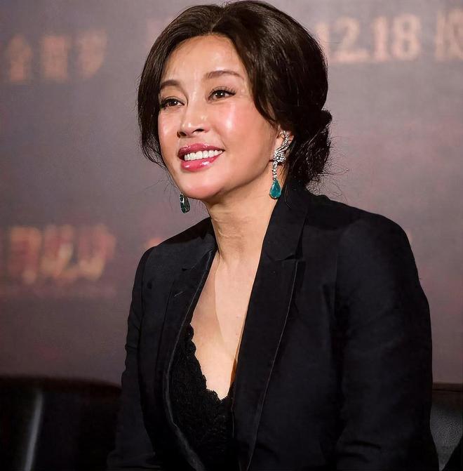 刘晓庆霸气回应8个男友传闻，调侃张纪中爱生年轻人，想活到150岁