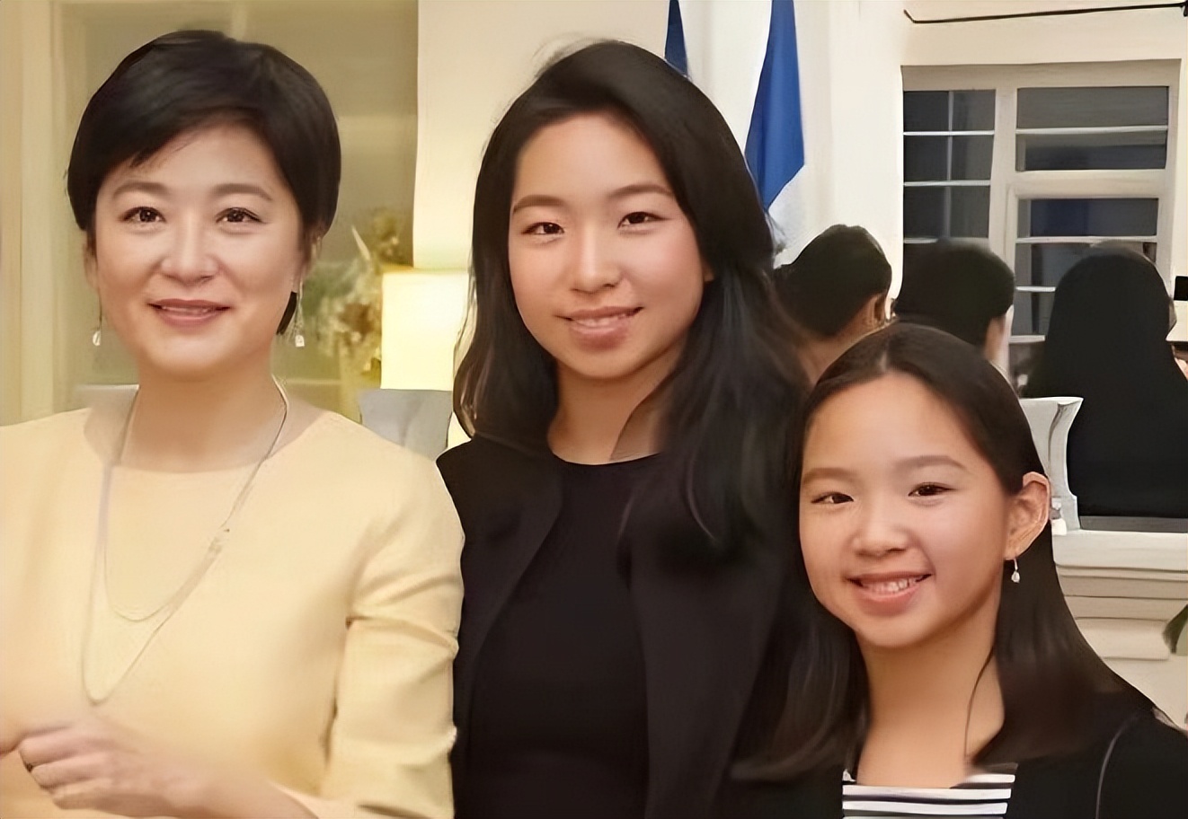 遗传得真好，已经18岁的黄多多打扮成熟，与妈妈一样一见误终身__遗传得真好，已经18岁的黄多多打扮成熟，与妈妈一样一见误终身