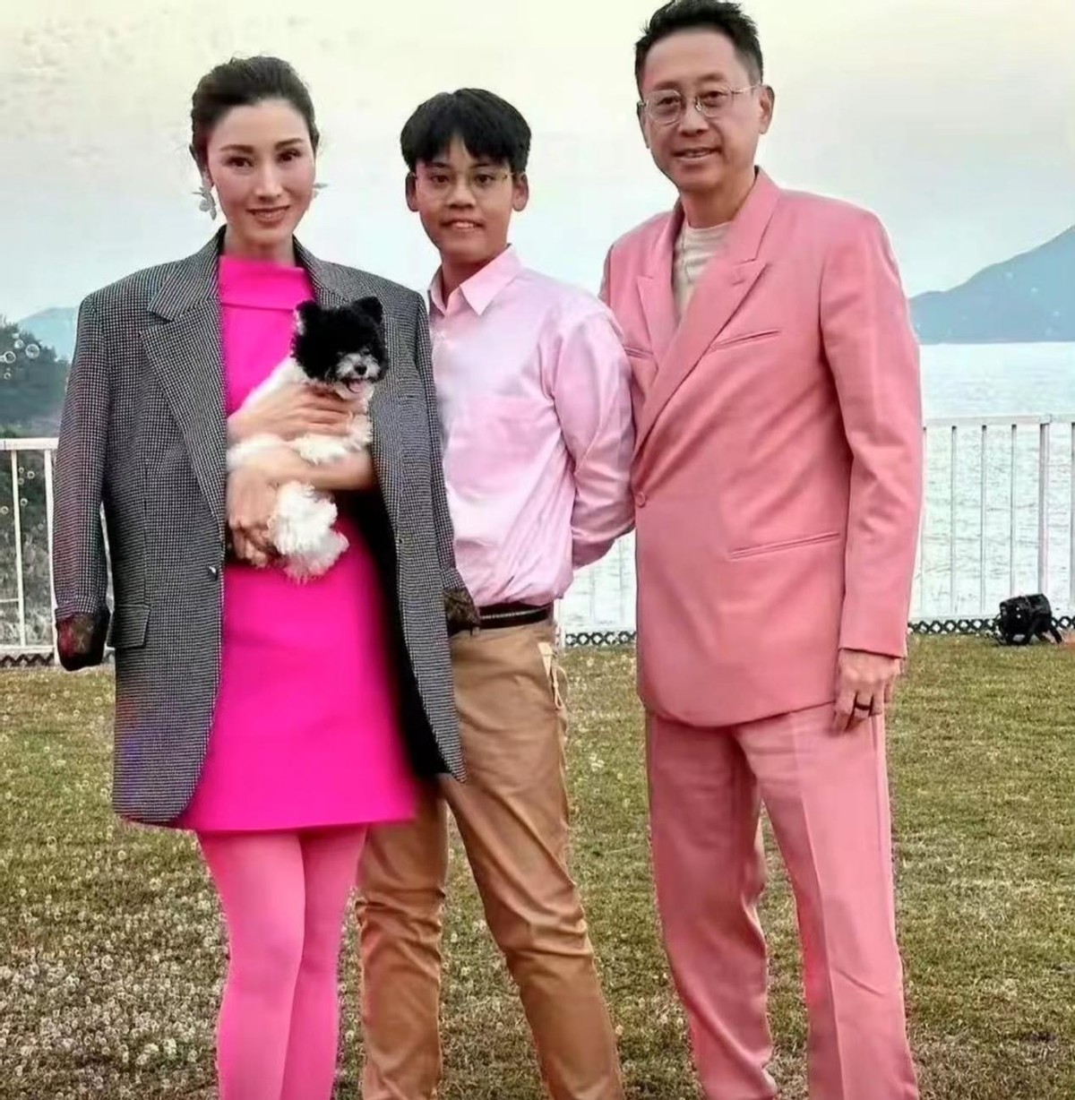 遗传得真好，已经18岁的黄多多打扮成熟，与妈妈一样一见误终身_遗传得真好，已经18岁的黄多多打扮成熟，与妈妈一样一见误终身_