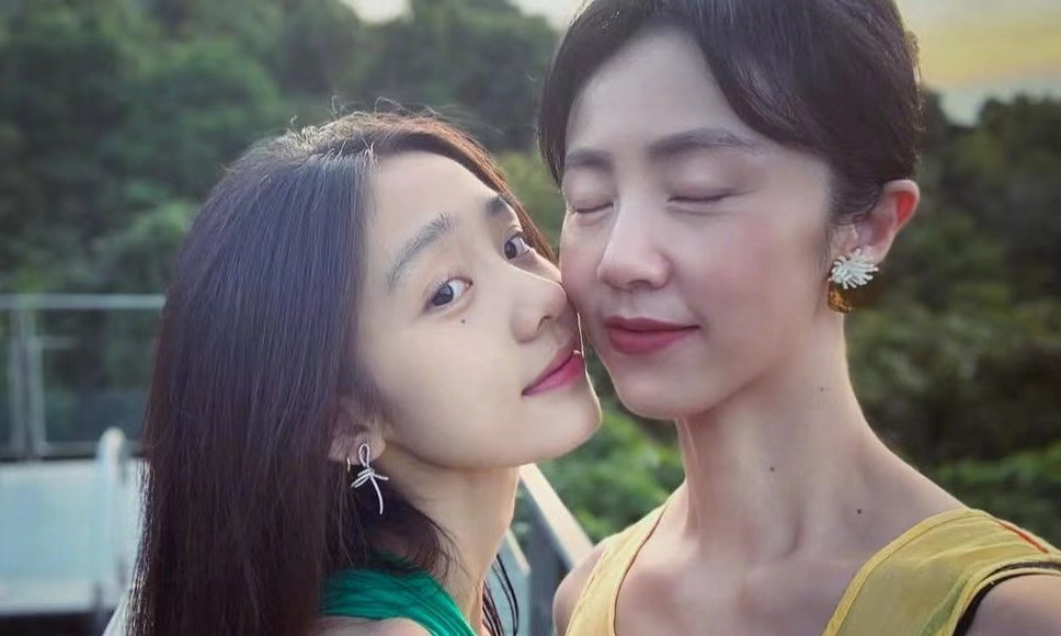 _遗传得真好，已经18岁的黄多多打扮成熟，与妈妈一样一见误终身_遗传得真好，已经18岁的黄多多打扮成熟，与妈妈一样一见误终身