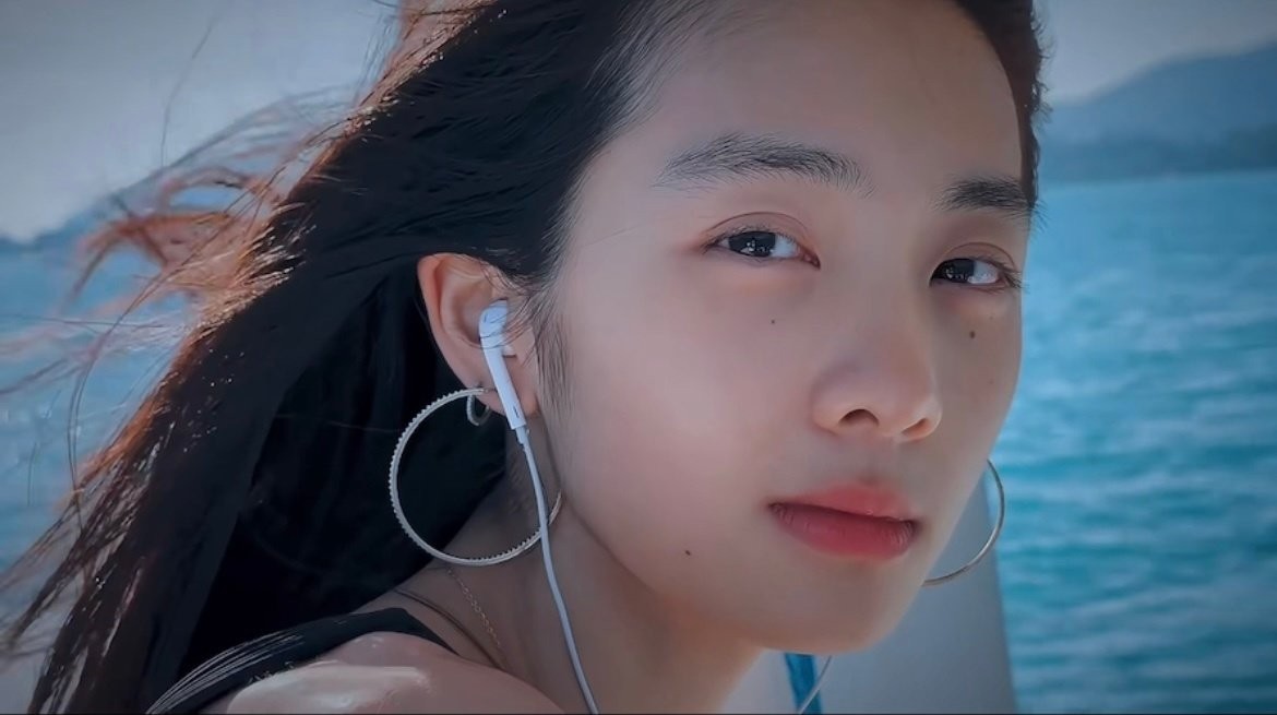 遗传得真好，已经18岁的黄多多打扮成熟，与妈妈一样一见误终身_遗传得真好，已经18岁的黄多多打扮成熟，与妈妈一样一见误终身_