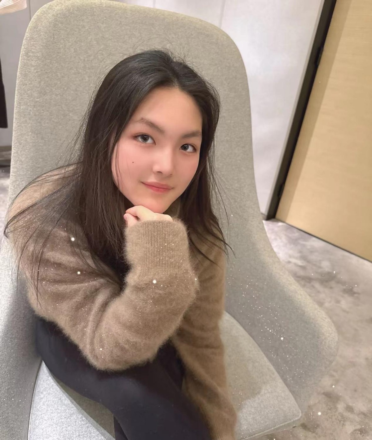 遗传得真好，已经18岁的黄多多打扮成熟，与妈妈一样一见误终身__遗传得真好，已经18岁的黄多多打扮成熟，与妈妈一样一见误终身