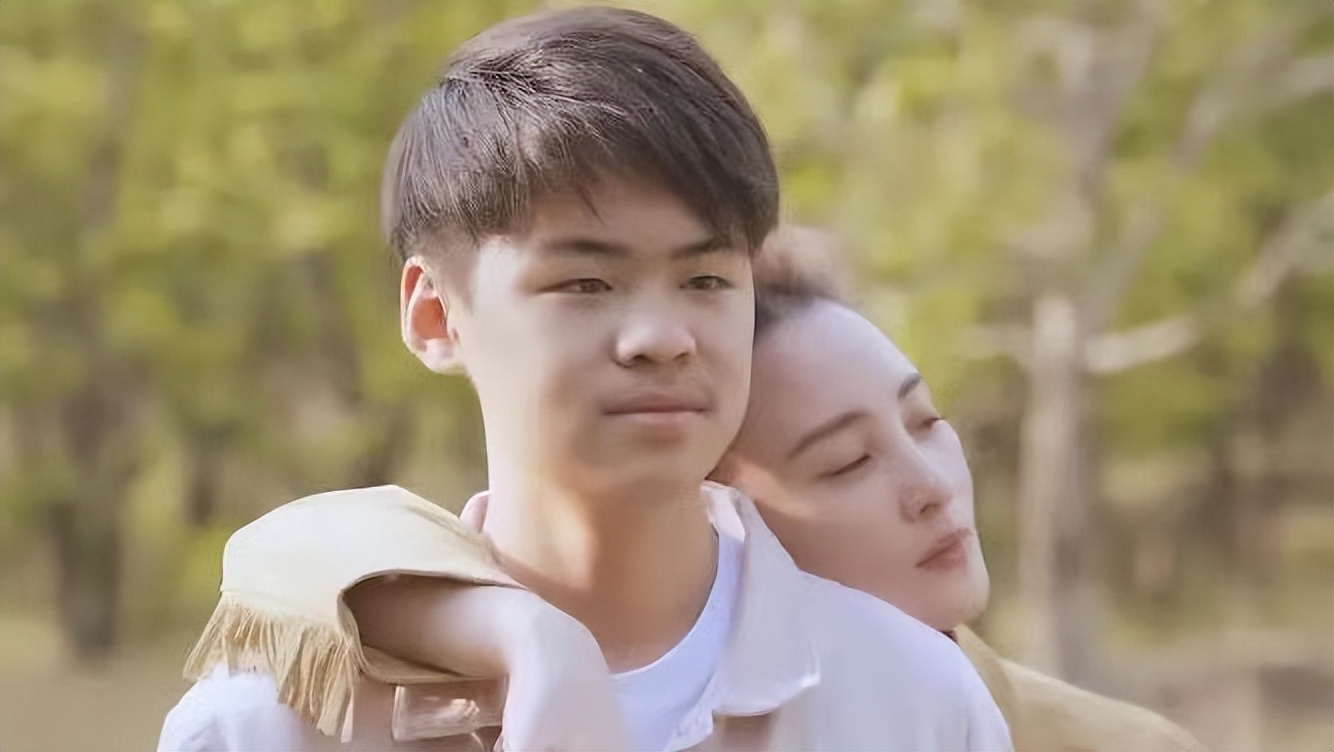 遗传得真好，已经18岁的黄多多打扮成熟，与妈妈一样一见误终身__遗传得真好，已经18岁的黄多多打扮成熟，与妈妈一样一见误终身