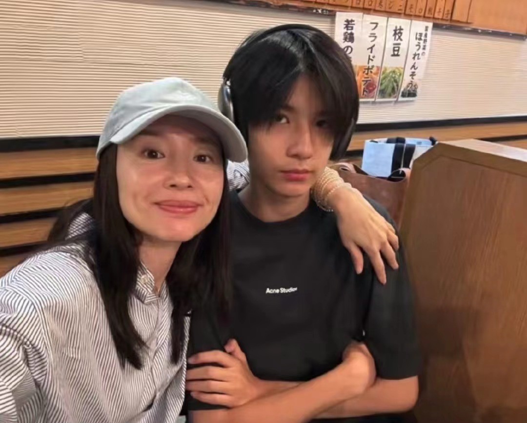 遗传得真好，已经18岁的黄多多打扮成熟，与妈妈一样一见误终身_遗传得真好，已经18岁的黄多多打扮成熟，与妈妈一样一见误终身_