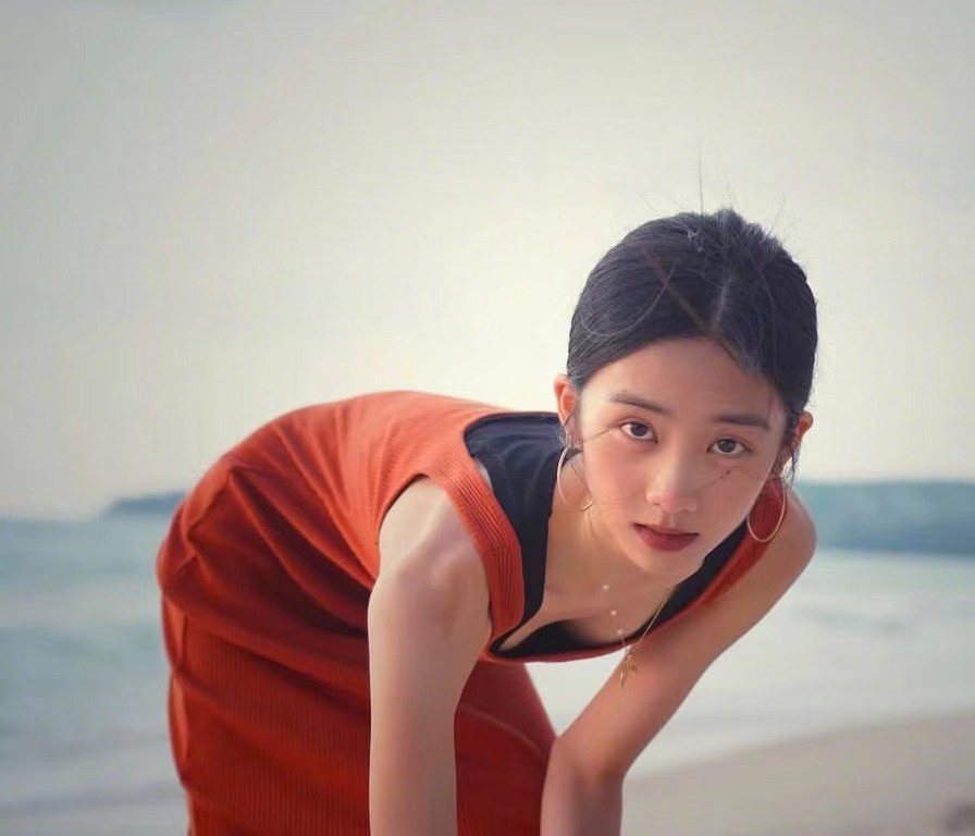 _遗传得真好，已经18岁的黄多多打扮成熟，与妈妈一样一见误终身_遗传得真好，已经18岁的黄多多打扮成熟，与妈妈一样一见误终身